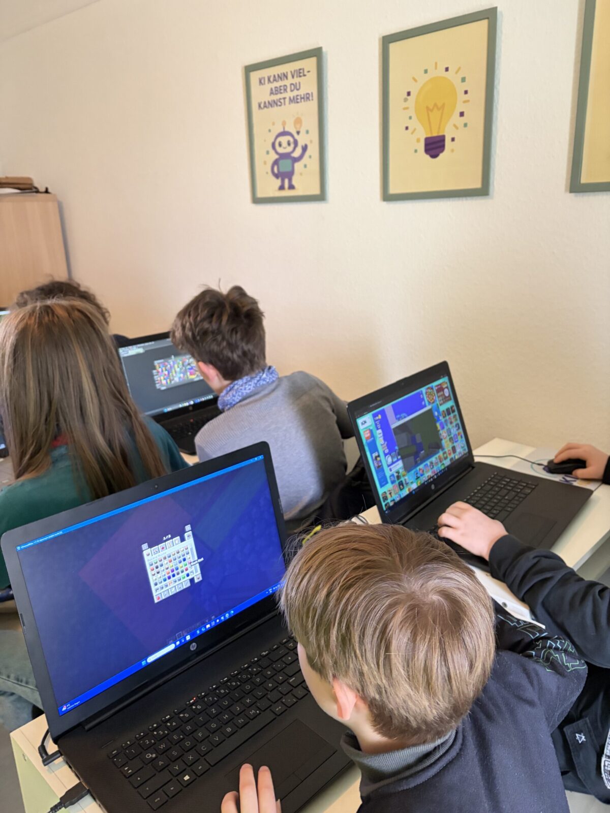 Minecraft Projekt am Laptop im KI Lab für Kids