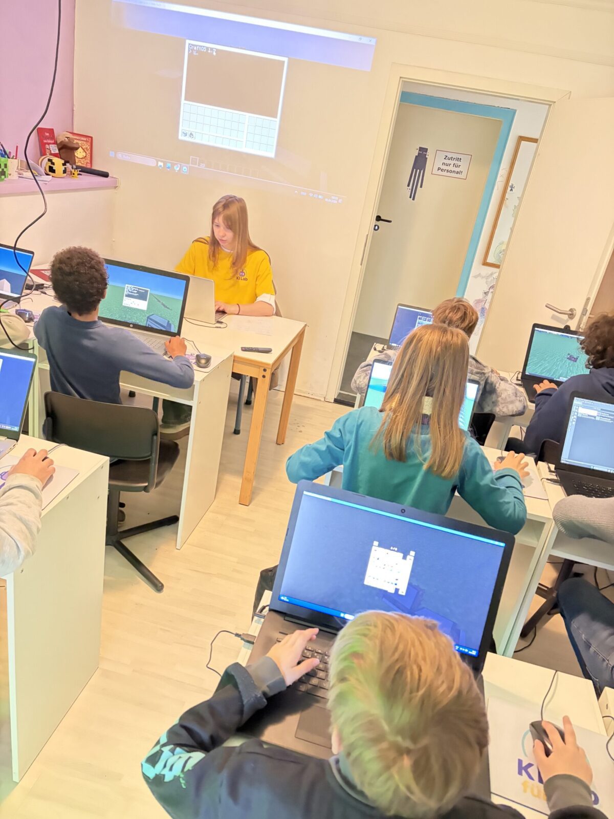 Unterricht mit persönlicher Betreuung im KI Lab für Kids