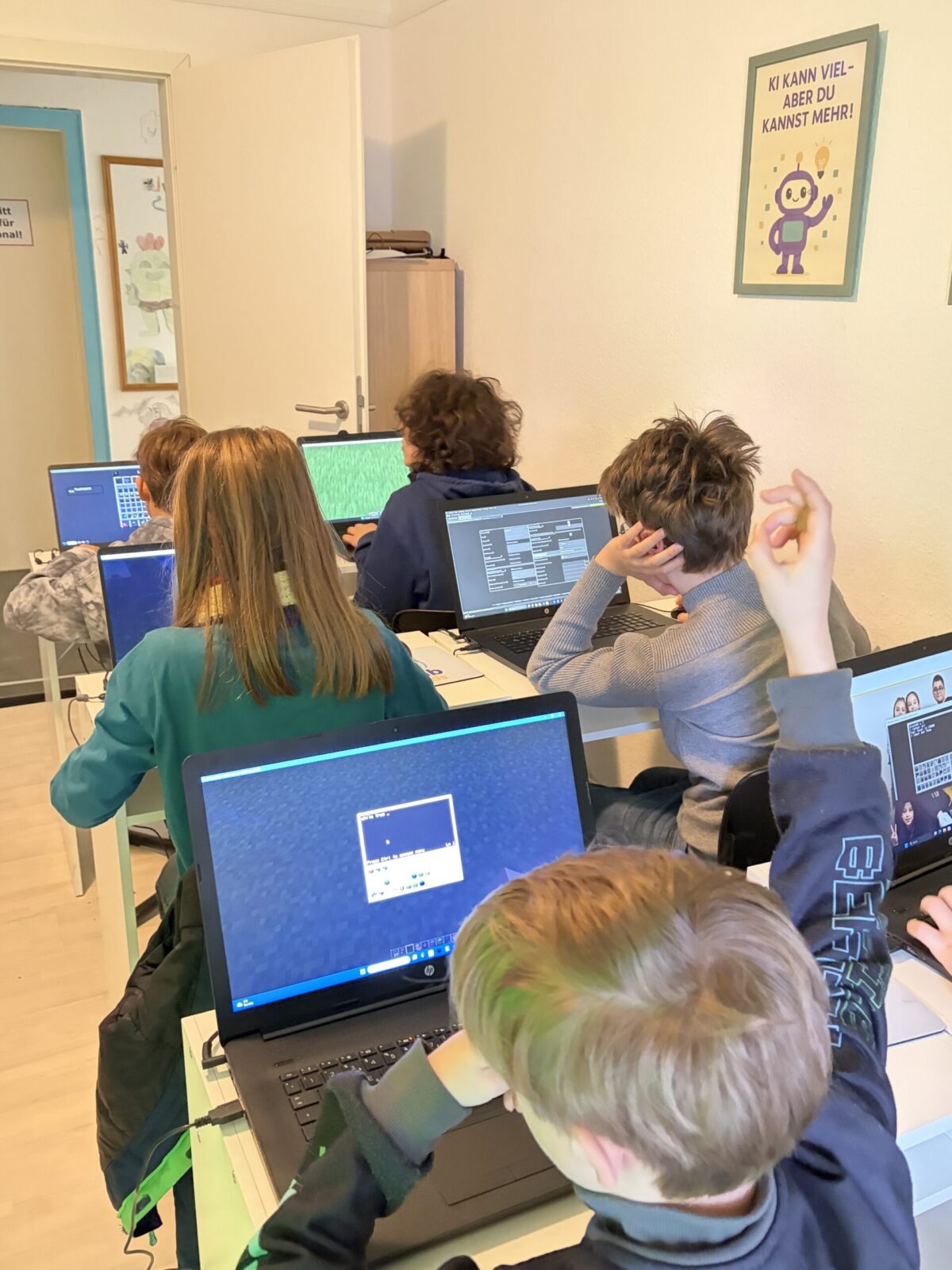 Kinder lernen Minecraft Programmierung im KI Lab für Kids München
