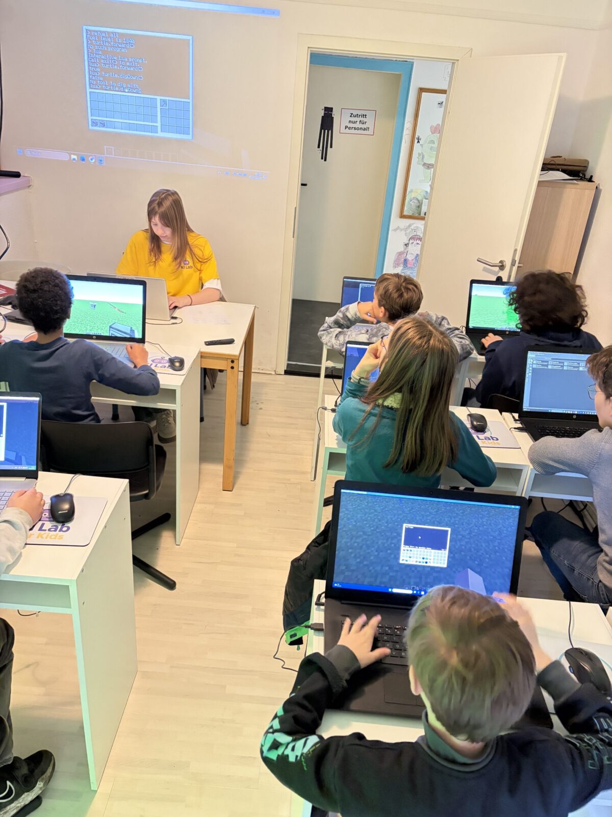 Minecraft Unterricht mit Lehrkraft und Projektor