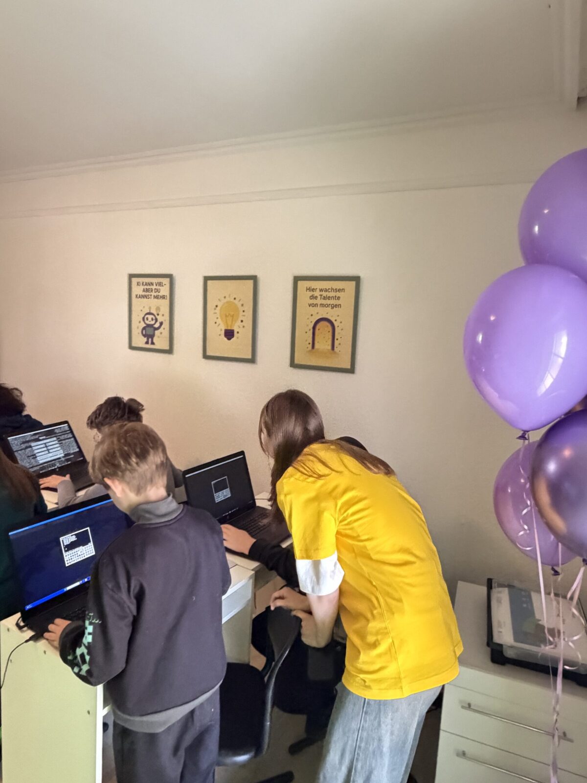 Kinder arbeiten konzentriert im Kursraum von KI Lab für Kids