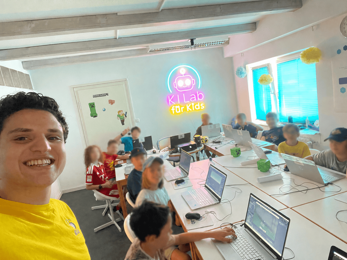 Kinder beim Programmieren in einem Feriencamp von KI Lab für Kids