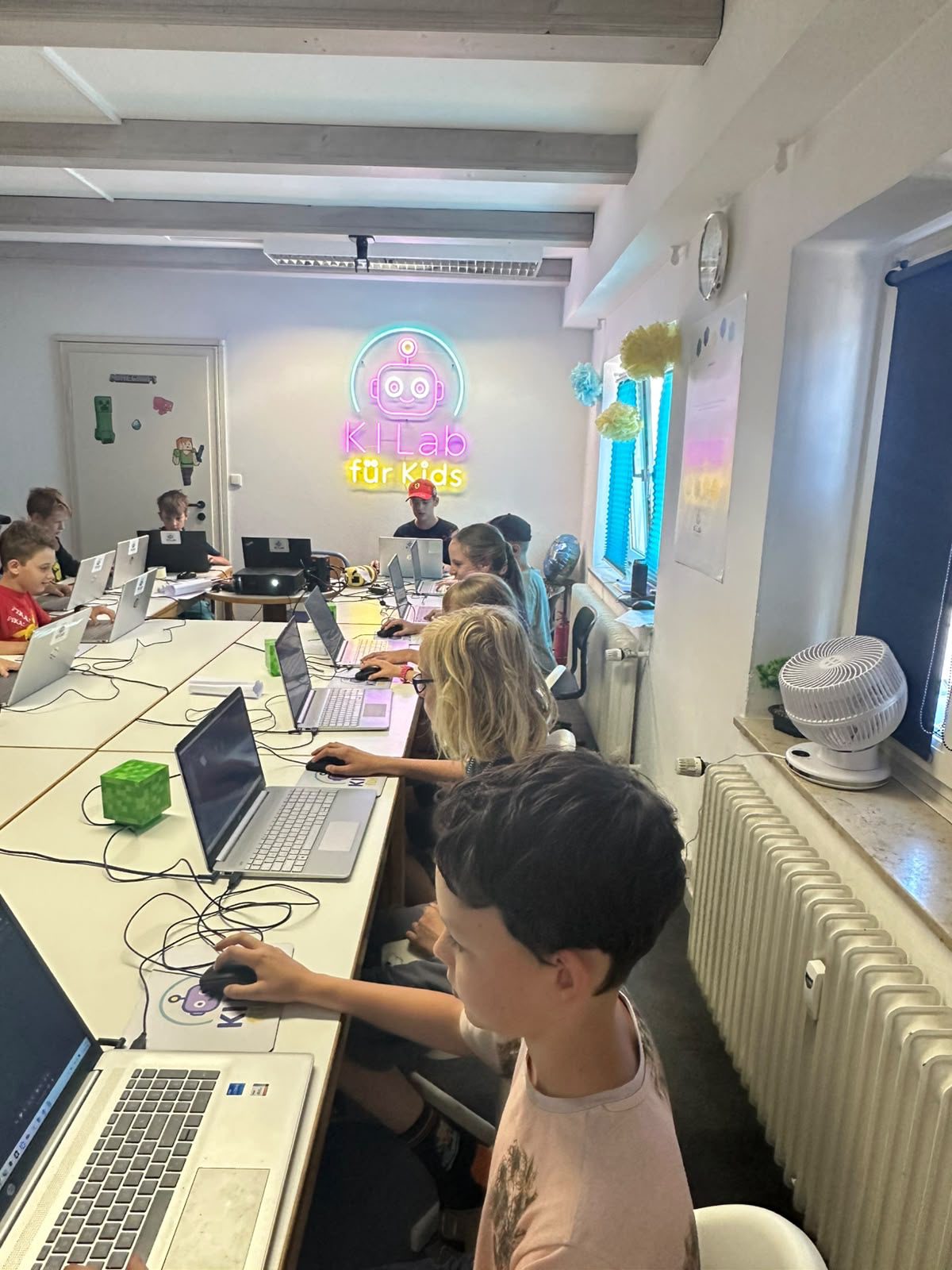 Kinder bei einem Minecraft Geburtstag im KI Lab für Kids in München