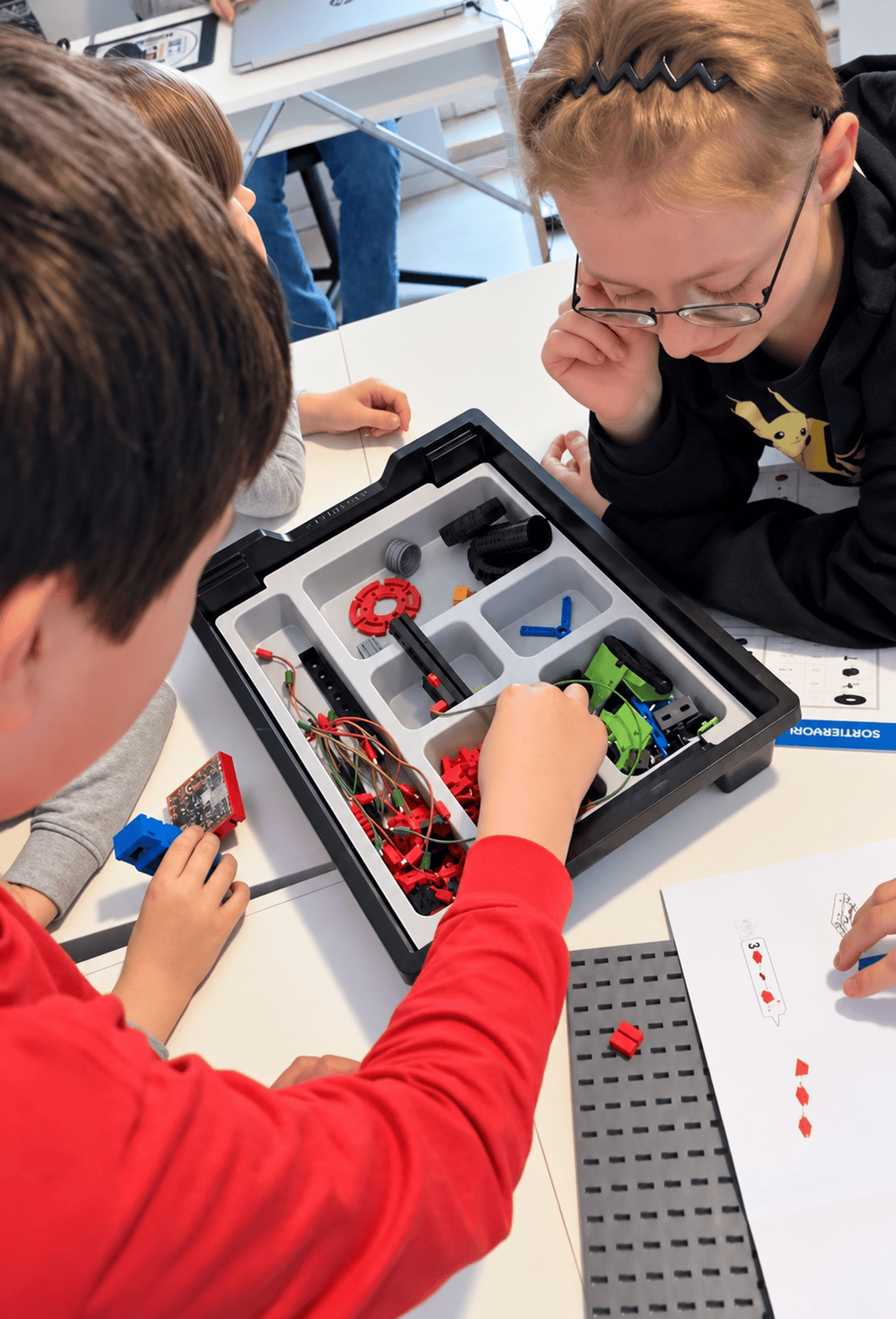 Kinder untersuchen ein technisches Modell beim Ingenieur-Workshop